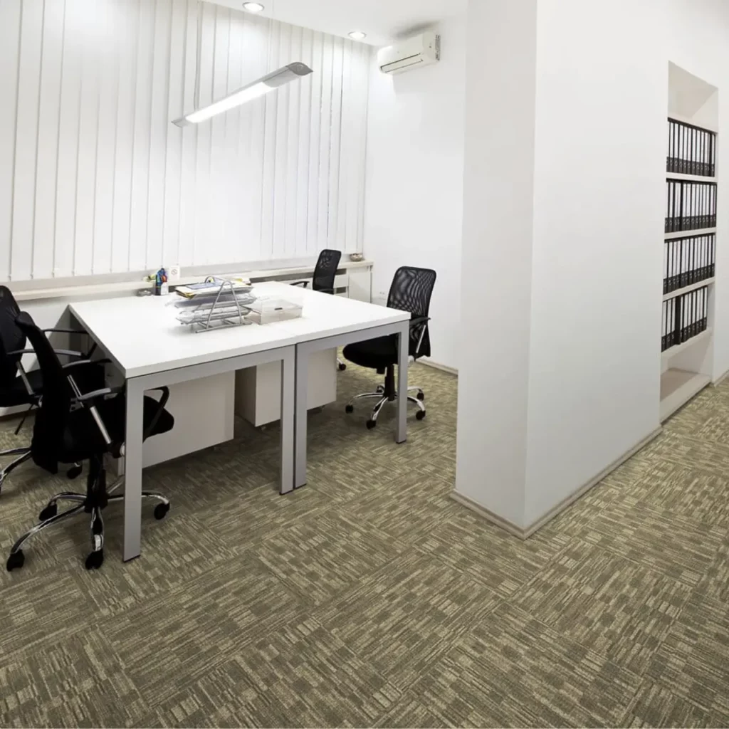 พรมแผ่นสำนักงานโทนเขียวธรรมชาติ ปูในห้องทำงานขนาดเล็ก ช่วยลดเสียง สร้างบรรยากาศสงบ และเหมาะกับงานเอกสาร