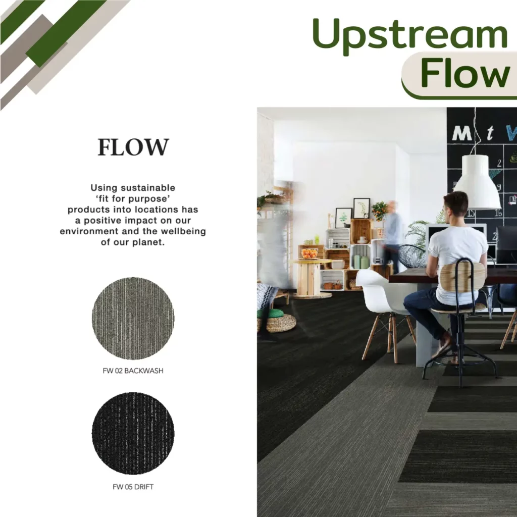 พรมแผ่น Upstream Flow ในห้องทำงานออฟฟิศ โต๊ะไม้เก้าอี้ทันสมัยพื้นพรมลายเทาเข้ม สร้างบรรยากาศโปร่งสบาย​